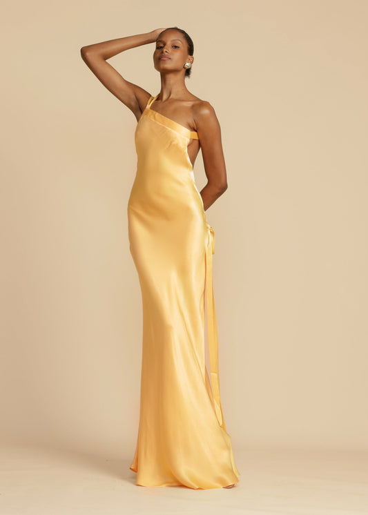Naya | Chiffon kjole med skrå skulderdesign