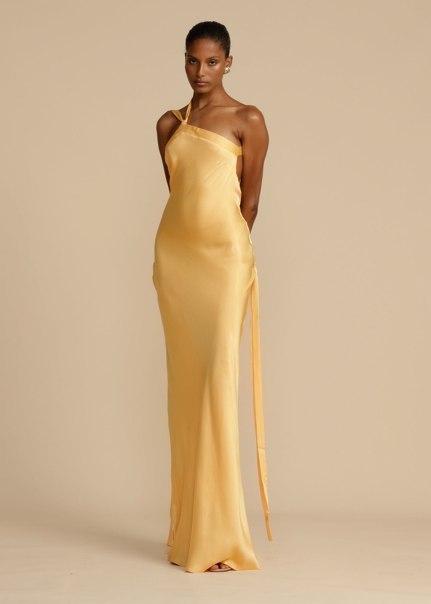 Naya | Chiffon kjole med skrå skulderdesign
