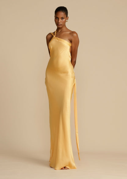 Naya | Chiffon kjole med skrå skulderdesign