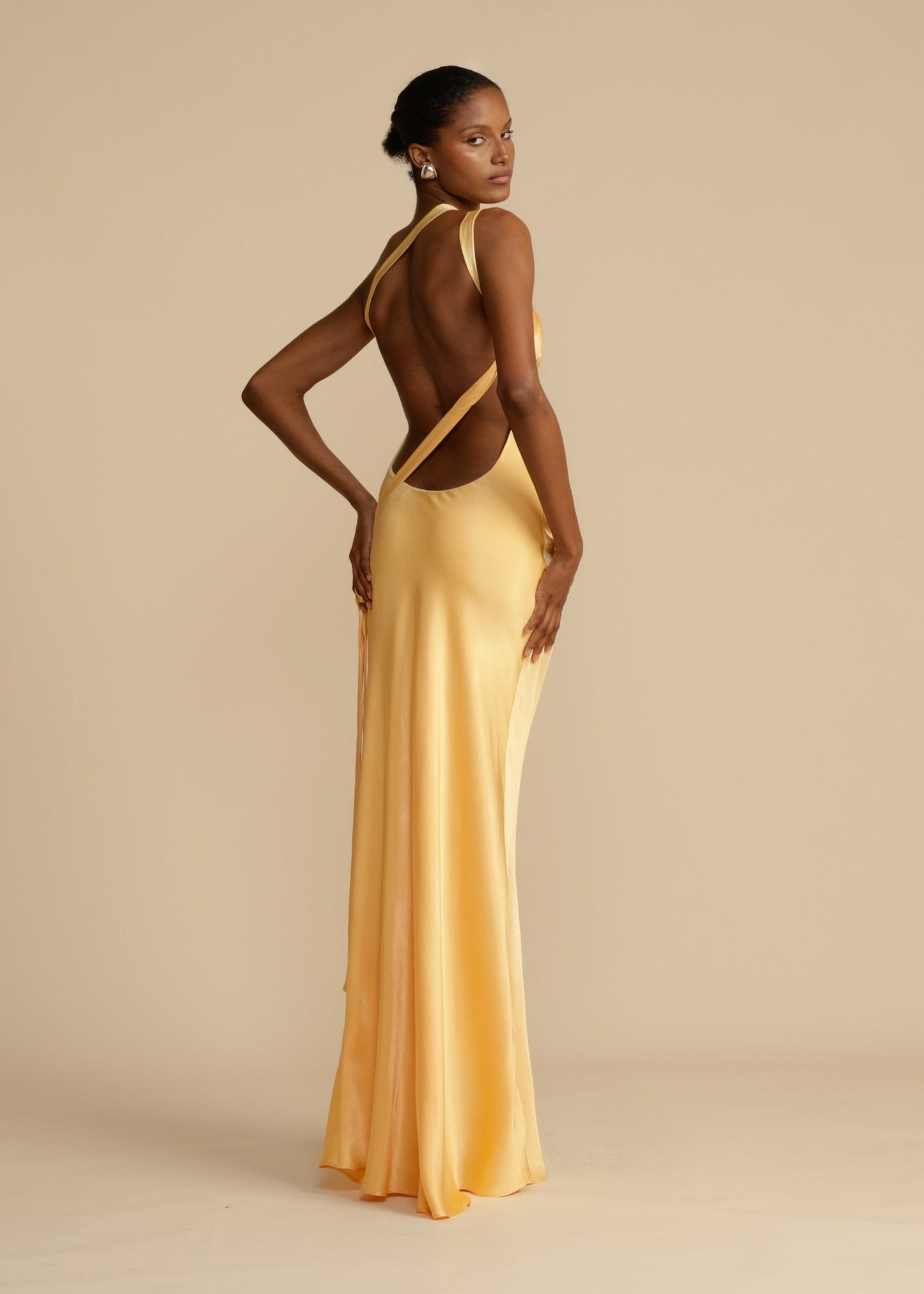 Naya | Chiffon kjole med skrå skulderdesign