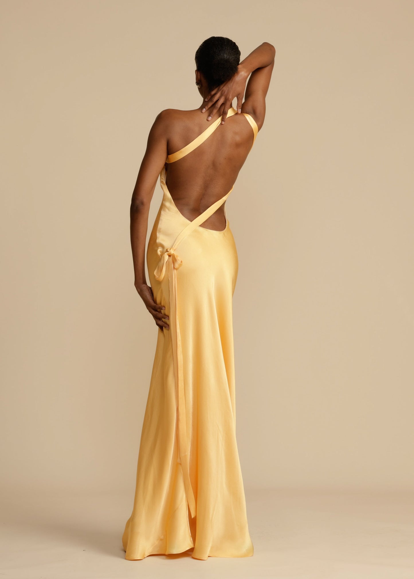 Naya | Chiffon kjole med skrå skulderdesign
