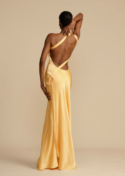 Naya | Chiffon kjole med skrå skulderdesign
