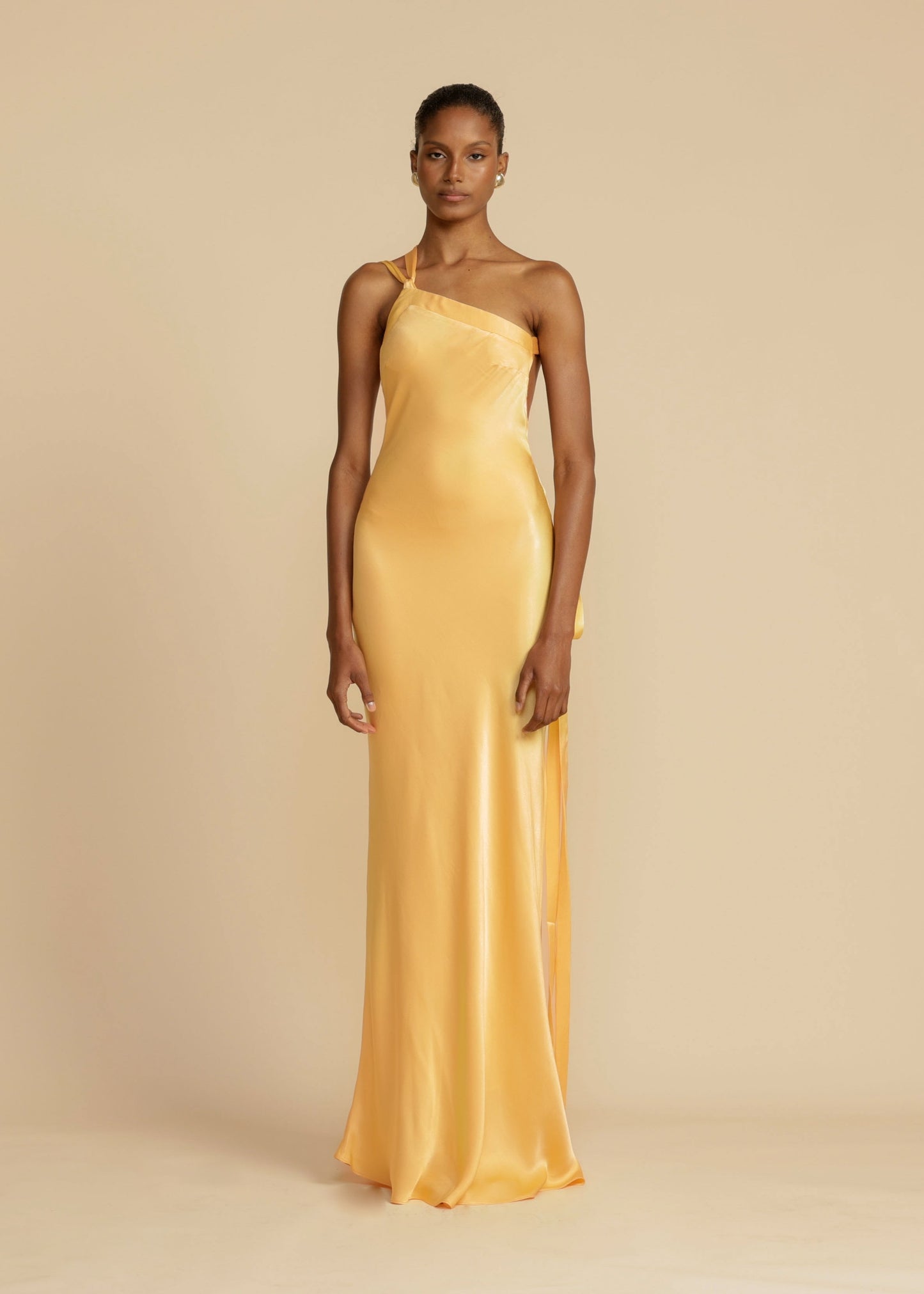 Naya | Chiffon kjole med skrå skulderdesign