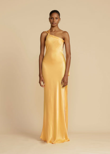 Naya | Chiffon kjole med skrå skulderdesign