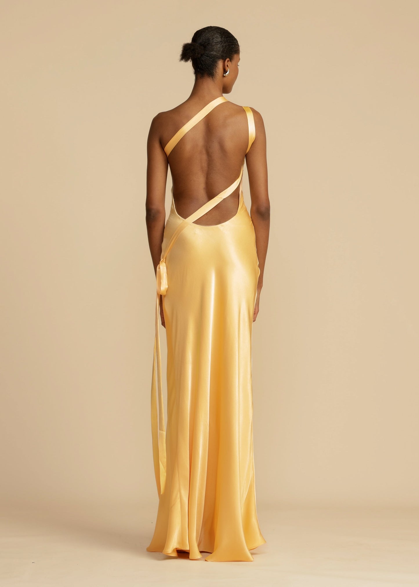 Naya | Chiffon kjole med skrå skulderdesign